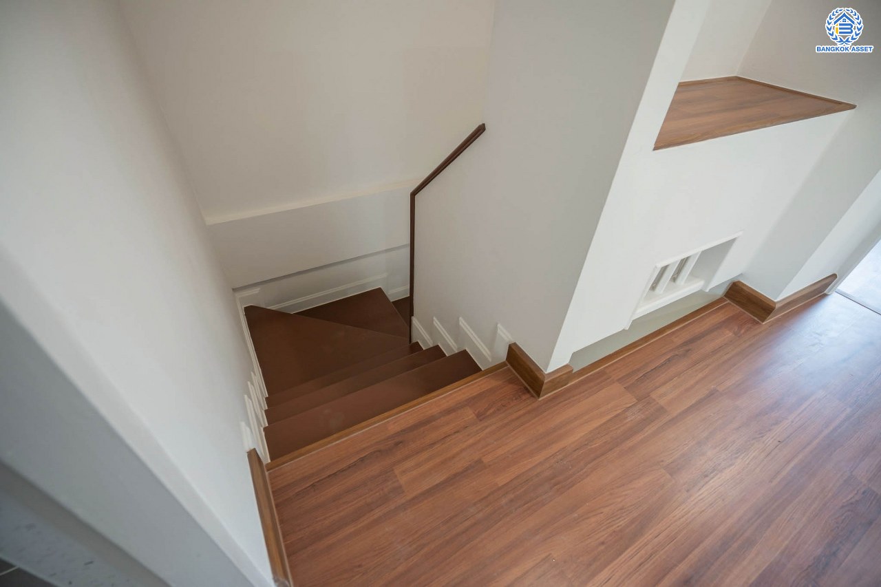 บ้านมือสองตกแต่งใหม่ แบรนด์ Property Perfect ม.เดอะวิลล่า ราชพฤกษ์-ท่าอิฐ ทาวน์เฮ้าส์ เนื้อที่ 18 ตร.ว. ฟังก์ชัน 3 ห้องนอน 2 ห้องน้ำ 1 ที่จอดรถ บนทำเลเชื่อมต่อทั้งถนนรัตนาธิเบศร์ และถนนราชพฤกษ์ และเพียง 10 นาทีถึงรถไฟฟ้า "สถานีบางรักน้อยท่าอิฐ"